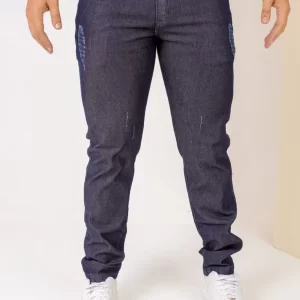 Calça de sarja masculina escura com bolso traseiro detalhado