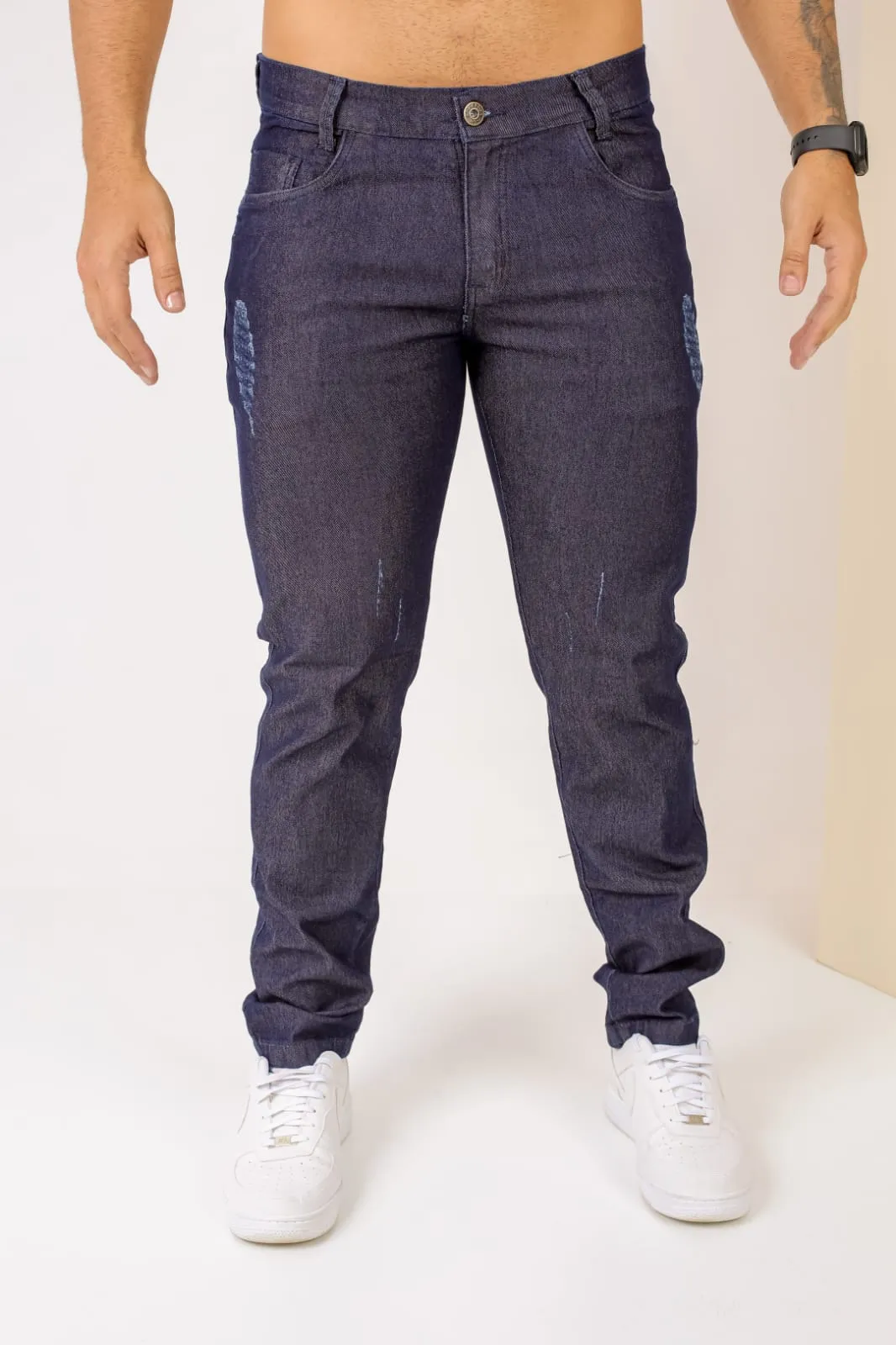 Calça de sarja masculina escura com bolso traseiro detalhado